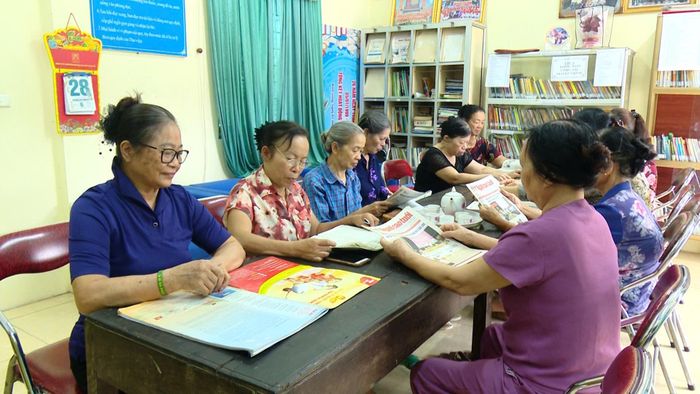 Đông đảo người dân thôn Bình Vọng thường xuyên đến với Thư viện Bình Vọng. Ảnh:PV