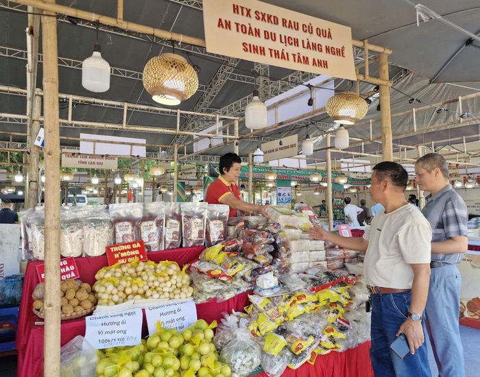 Lễ hội là dịp tốt để giới thiệu, quảng bá nông sản- đặc sản vùng miền, kết nối thị trường tiêu thụ, nâng cao hiệu quả sản xuất, kinh doanh. Ảnh: PV
