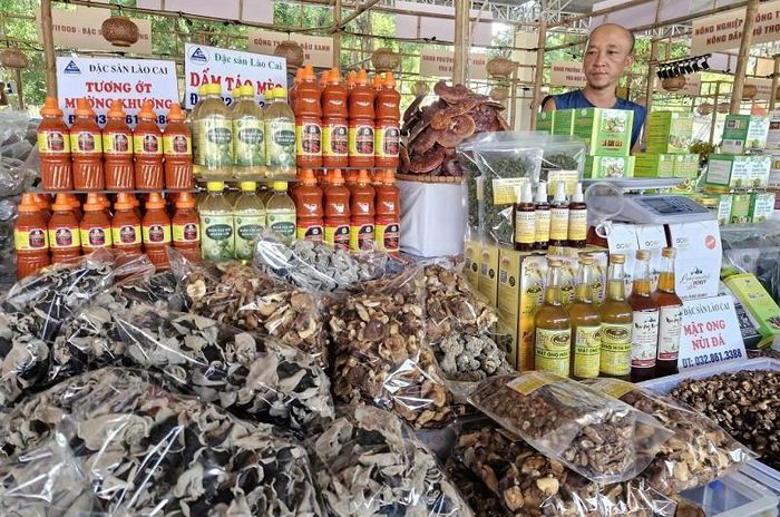 Gian hàng trưng bày sản phẩm, đặc sản vùng miền tỉnh Lào Cai. Ảnh: PV