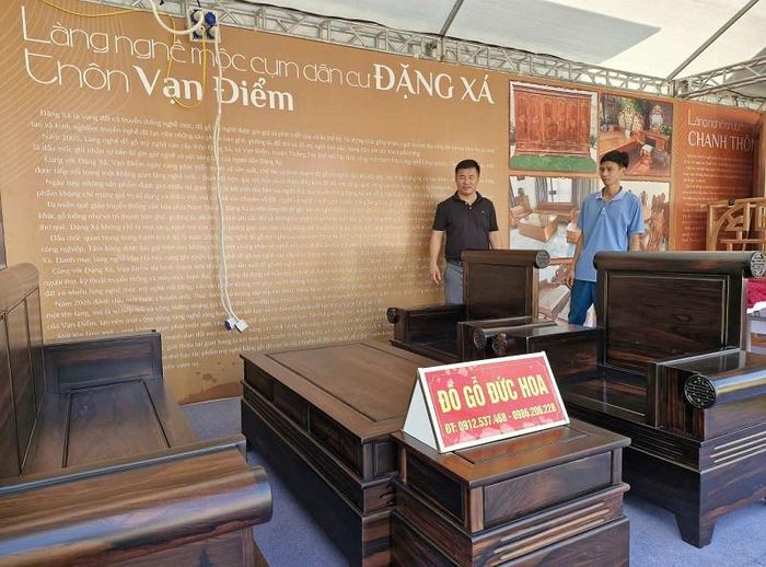 Gian hàng trưng bày, giới thiệu sản phẩm của làng nghề mộc cao cấp Vạn Điểm. Ảnh: PV