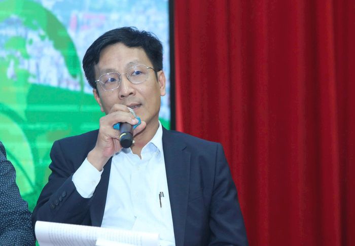 Kỹ sư Phạm Xuân Điệp, Trưởng ban quản trị tòa nhà chung cư New Skyline, KĐT Văn Quán chia sẻ tại toạ đàm. Ảnh: Ngọc Tú