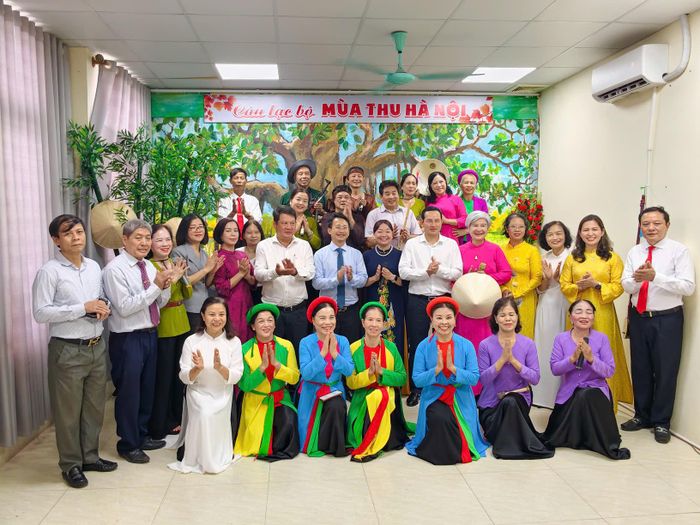 Lãnh đạo Sở Văn hóa, Thể thao và Du lịch Hà Nội và lãnh đạo phường Giảng Võ giao lưu với Câu lạc bộ văn nghệ Mùa thu tại Nhà văn hóa tổ dân phố số 4. Ảnh: TT 