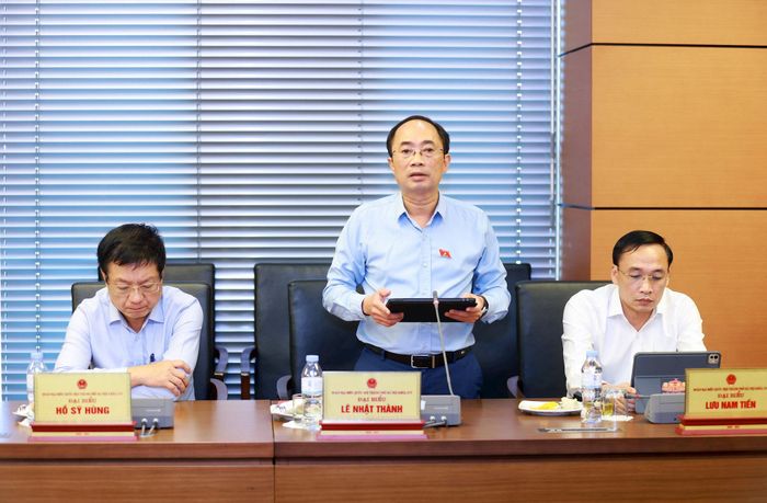 Đại biểu Lê Nhật Thành (Đoàn Hà Nội) thảo luận tại tổ sáng 23-10. Ảnh: Văn Tuyến
