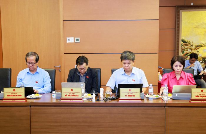Các đại biểu Đoàn thành phố Hà Nội tham dự thảo luận tại tổ sáng 23-10. Ảnh: Văn Tuyến