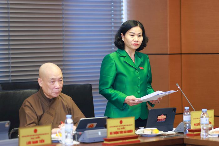 Đại biểu Nguyễn Thị Tuyến (Đoàn Hà Nội) thảo luận tại tổ sáng 23-10. Ảnh: Văn Tuyến