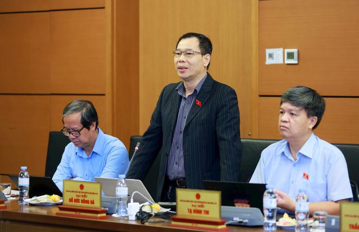 Đại biểu Đỗ Đức Hồng Hà (Đoàn Hà Nội) thảo luận tại tổ sáng 23-10. Ảnh: Văn Tuyến