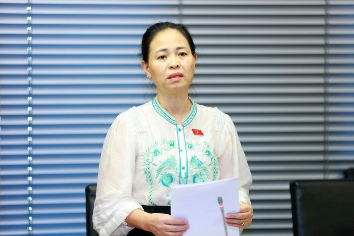 Đại biểu Nguyễn Thị Thu Dung (Đoàn Hà Nội) thảo luận tại tổ sáng 23-10. Ảnh: Văn Tuyến