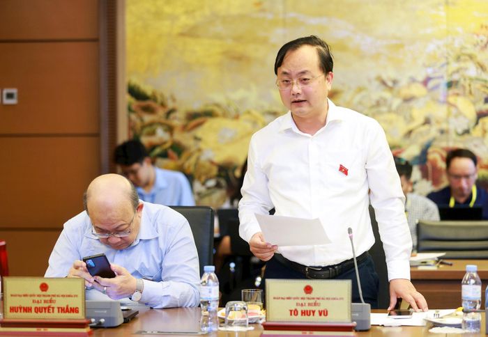 Đại biểu Tô Huy Vũ (Đoàn Hà Nội) thảo luận tại tổ sáng 23-10. Ảnh: Văn Tuyến
