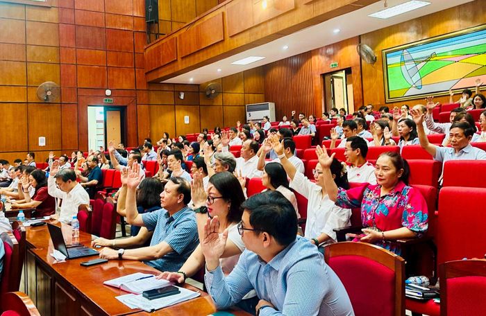 Các đại biểu thông qua Nghị quyết. Ảnh: Bảo Lâm