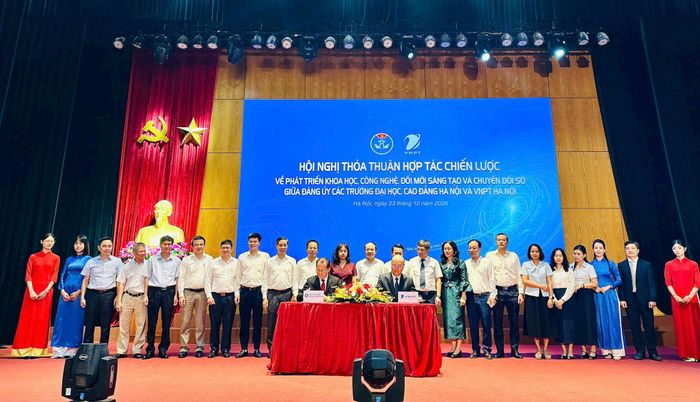 Lễ ký kết thỏa thuận hợp tác chiến lược về khoa học, công nghệ, đổi mới sáng tạo và chuyển đổi số giữa Đảng ủy Các trường đại học, cao đẳng Hà Nội và Viễn thông Hà Nội. Ảnh: Bảo Lâm