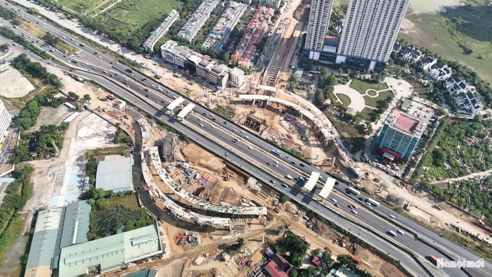 Một trong những hạng mục quan trọng trên tuyến là nút giao giữa Vành đai 3,5 và Đại lộ Thăng Long. Công trình có tổng vốn đầu tư hơn 2.380 tỷ đồng, được khởi công từ tháng 4-2025 với thiết kế gồm hầm chui, hầm hở và hệ thống cầu nhánh tuabin trên cao. Hiện, các nhà thầu đang tích cực thi công để đảm bảo tiến độ đề ra.