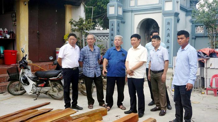 Đoàn công tác của Ủy ban MTTQ Việt Nam thành phố kiểm tra công trình tu sửa Đình làng Khê Hồi. Ảnh: B.Duy