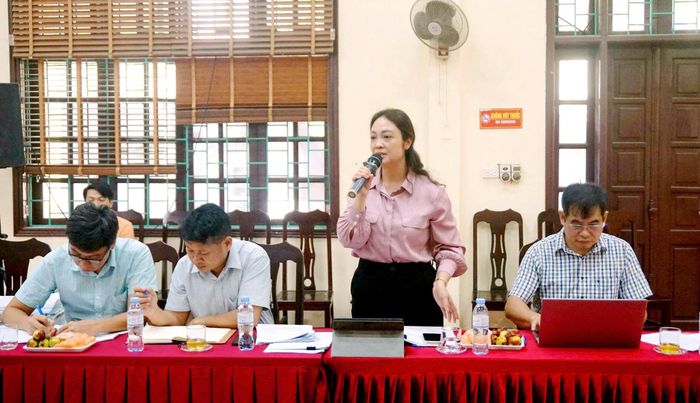 Thành viên Đoàn giám sát của Ủy ban MTTQ Việt Nam thành phố nêu ý kiến tại hội nghị. Ảnh: B.Duy