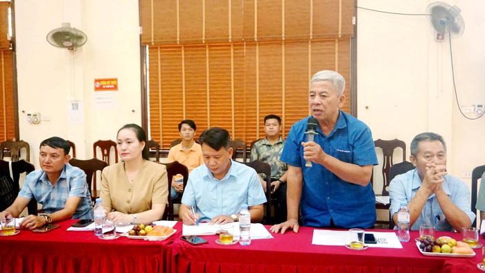 Đại diện Ban Giám sát đầu tư của cộng đồng nêu ý kiến tại hội nghị. Ảnh: B.Duy