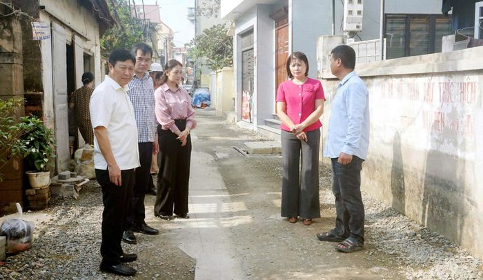 Đoàn công tác của Ủy ban MTTQ Việt Nam thành phố kiểm tra công trình sửa chữa đường liên thôn. Ảnh: B.Duy