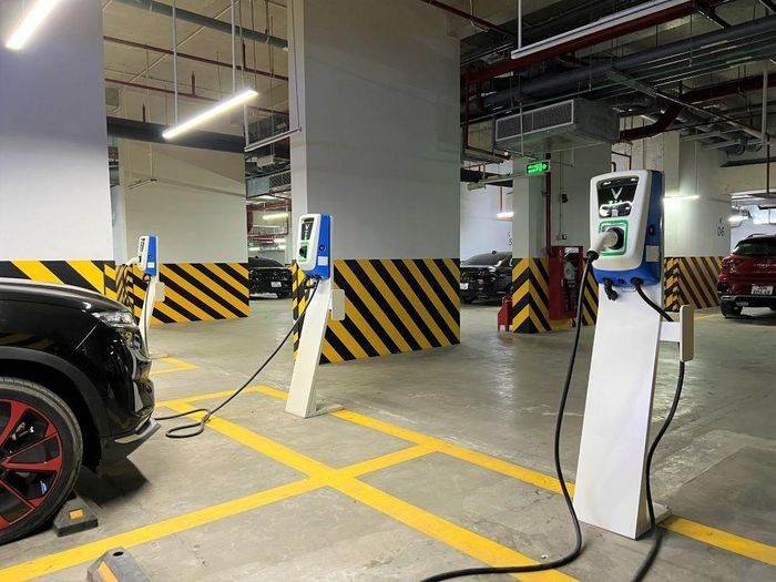 Các trạm sạc xe điện ở chung cư đang rất thiếu và yếu. Ảnh: Thanh Niên