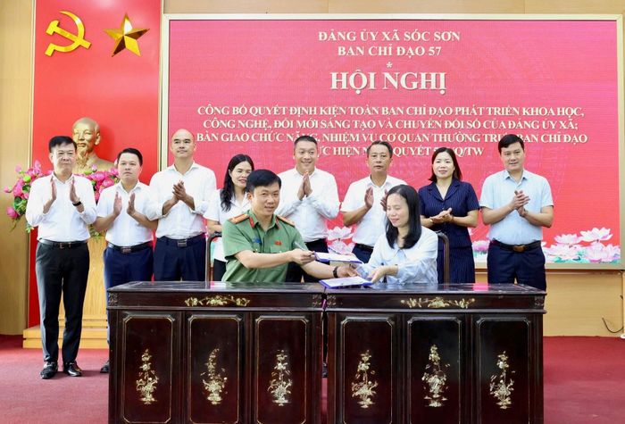 Đại diện Phòng Văn hoá - Xã hội và Công an xã ký kết biên bản bàn giao nhiệm vụ của Ban Chỉ đạo 57. Ảnh: CTV.