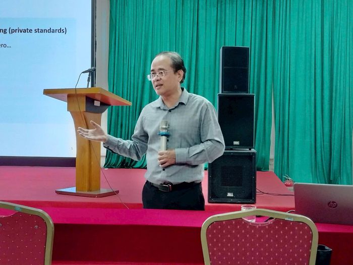 Trưởng ban Tiêu chuẩn, Ủy ban Tiêu chuẩn Đo lường Chất lượng Quốc gia Nguyễn Văn Khôi trực tiếp giảng dạy. Ảnh Thu Hằng