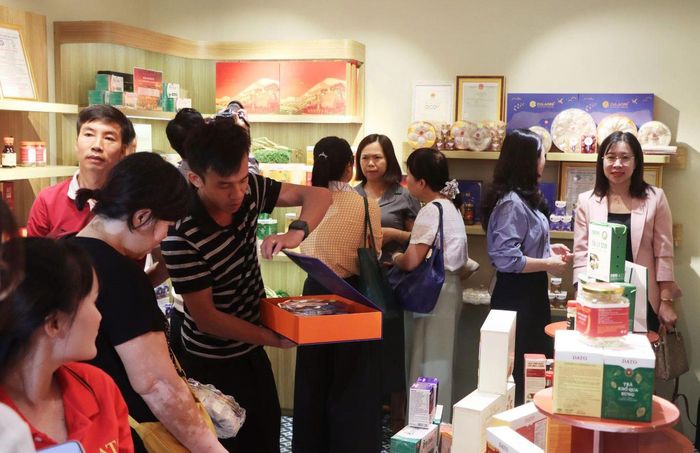 Nhiều loại đặc sản được giới thiệu tại chương trình. Ảnh: Bảo Trung