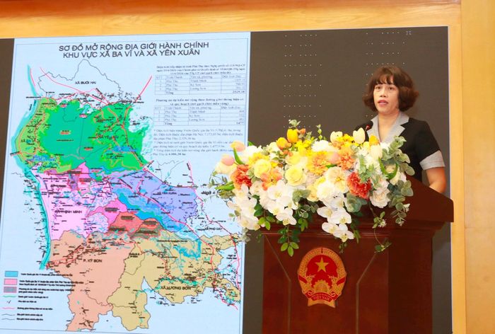 Phó Bí thư Đảng ủy, Chủ tịch UBND phường Bạch Mai Nguyễn Thị Thu Hiền phát biểu. Ảnh: Linh Chi