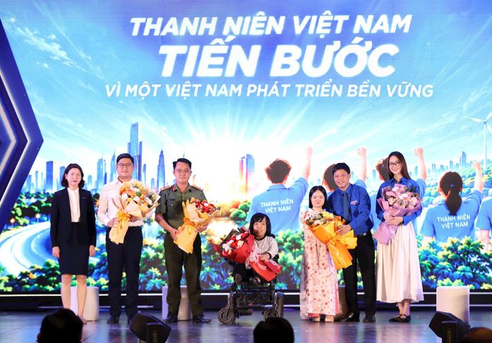 Các gương thanh niên tiêu biểu cùng chia sẻ những câu chuyện truyền cảm hứng. Ảnh: Hải Lâm
