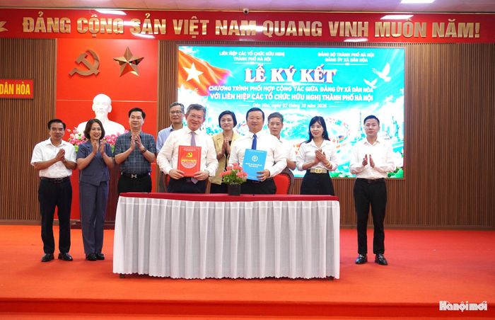 Liên hiệp các tổ chức hữu nghị thành phố Hà Nội và xã Dân Hòa thực hiện ký kết chương trình phối hợp nhằm nâng cao công tác đối ngoại nhân dân giai đoạn 2026-2030. Ảnh: Lê Dung