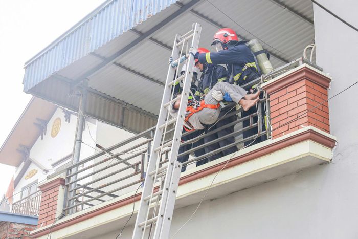 Lực lượng cơ sở nhanh chóng triển khai chữa cháy ban đầu, sơ tán tài sản và tìm kiếm cứu nạn...
