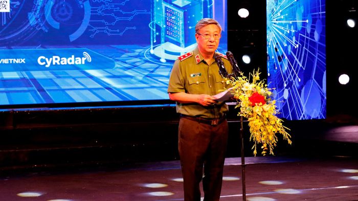 Trung tướng Đỗ Triệu Phong, Cục trưởng Cục Truyền thông CAND, Trưởng ban Tổ chức Liên hoan Truyền hình, Phát thanh, Điện ảnh CAND lần thứ XV phát biểu khai mạc hội thảo. Ảnh: Hồng Giang