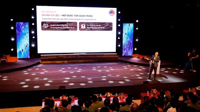 Thạc sĩ Đặng Tuấn Tiến, Viện trưởng Viện Khoa học Quản trị nhân lực và Ứng dụng trí tuệ nhân tạo (IHRAI) trình bày tham luận. Ảnh: Hồng Giang