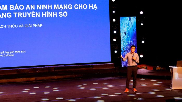 Ông Nguyễn Minh Đức, người sáng lập và Giám đốc điều hành Công ty Cổ phần An toàn thông tin CyRadar trình bày tham luận tại hội thảo. Ảnh: Hồng Giang