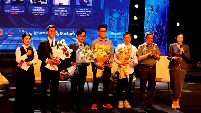 Đại tá Nguyễn Anh Tuấn, Phó Cục trưởng Cục Truyền thông CAND, Giám đốc Truyền hình CAND, Phó Trưởng ban Thường trực Ban Tổ chức điều hành Liên hoan tặng hoa các chuyên gia. Ảnh: Hồng Giang