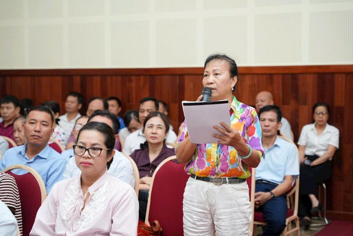 Bà Bùi Thị Phin, thôn Công Đình, phát biểu ý kiến về công tác giáo dục trên địa bàn xã. Ảnh: Nguyễn Sơn