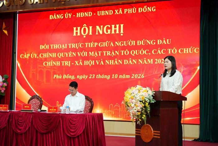Bí thư Đảng ủy, Chủ tịch HĐND xã Phù Đổng Đặng Thị Huyền phát biểu tại hội nghị. Ảnh: Nguyễn Sơn