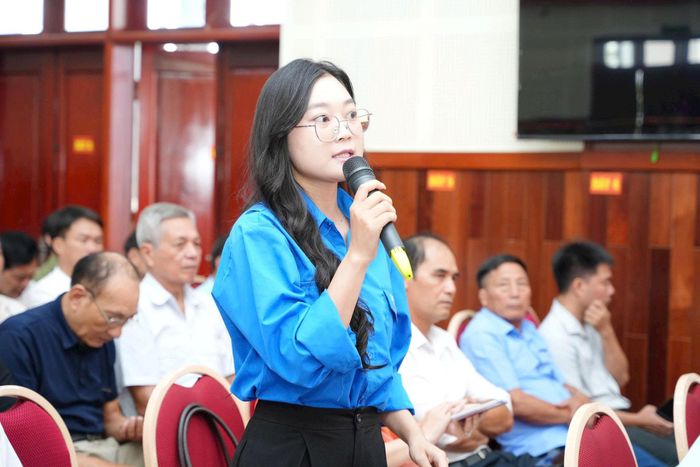 Bí thư chi đoàn thôn Ái Mộ, xã Phù Đổng Đỗ Thanh Nhàn đề nghị Đảng ủy, UBND xã quan tâm rà soát quỹ đất, nhà văn hóa và các công trình công cộng hiện có. Ảnh PV