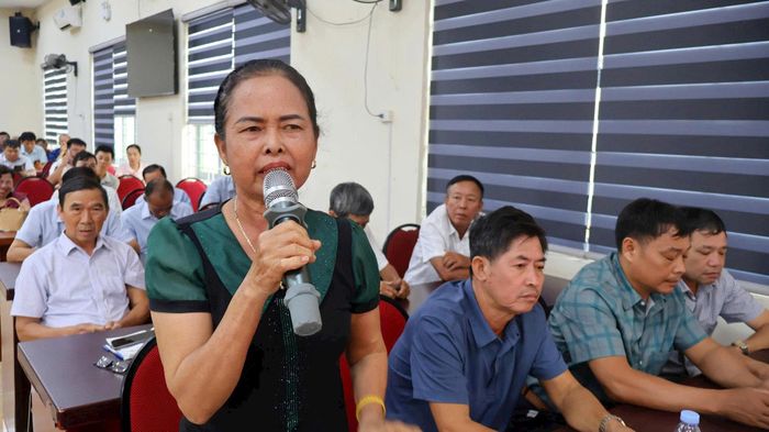 Các đại biểu phát biểu ý kiến, kiến nghị tại hội nghị, tập trung vào những vấn đề thiết thực trong đời sống dân sinh trên địa bàn xã Đoài Phương. Ảnh: Thu Phương