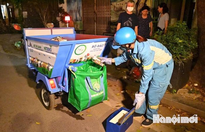 Công nhân vệ sinh môi trường tổ chức phân loại rác. Ảnh: Vân Nhi