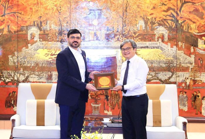 Phó Chủ tịch UBND thành phố Hà Nội Trương Việt Dũng trao quà tặng ông Mohamed bin Taliah, Trợ lý Bộ trưởng Bộ Nội các UAE phụ trách trao đổi kinh nghiệm chính phủ. Ảnh: Cẩm Anh