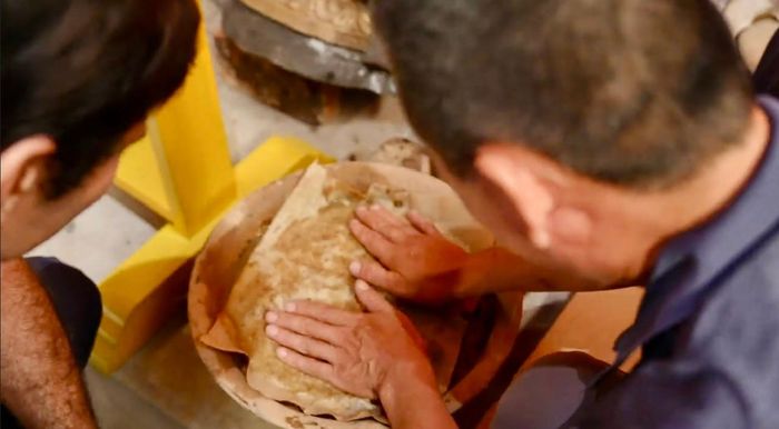 Nghệ nhân Trần Long thể hiện một công đoạn kỹ thuật trong chế tác sản phẩm đồng. Ảnh: PV