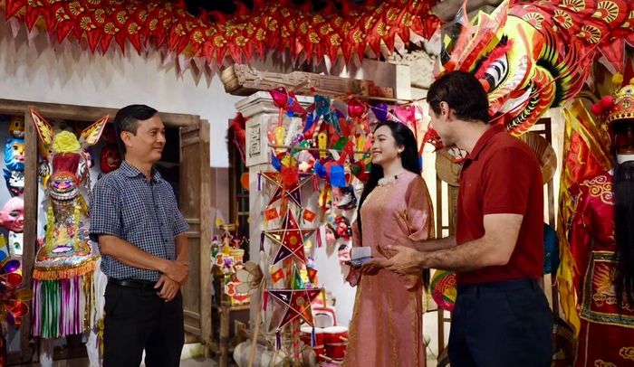 Phó Chủ tịch UBND phường Ba Đình Nguyễn Dân Huy và hai khách mời đứng trước các sản phẩm truyền thống của phố Hàng Mã. Ảnh: PV