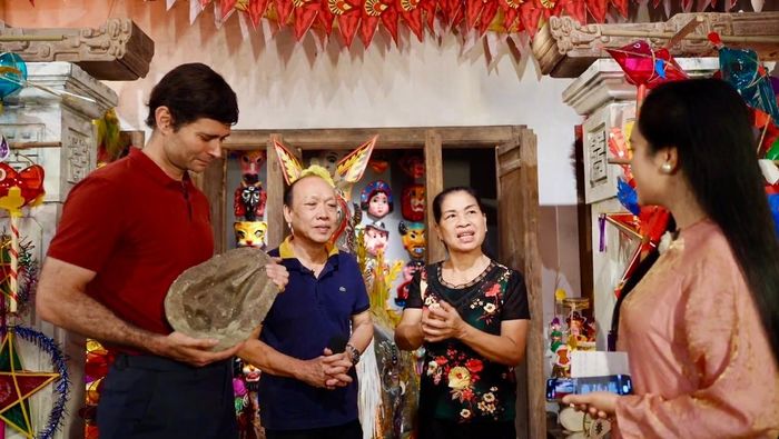 Các khách mời giao lưu cùng hai nghệ nhân Nguyễn Văn Hòa và Đặng Hương Lan. Ảnh: PV