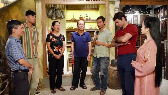 Họa sĩ Nam Chi (thứ hai từ trái sang) và nhà nghiên cứu văn hóa truyền thống Ngô Quý Đức (thứ ba từ phải sang) trong chương trình. Ảnh: PV