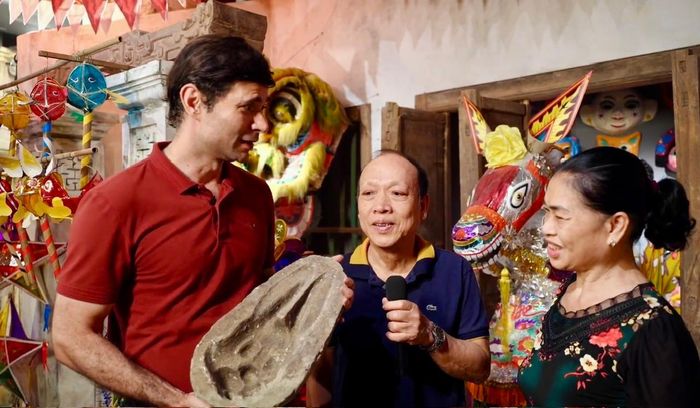 Anh Charlie Win cùng ông Nguyễn Văn Hòa và bà Đặng Hương Lan, hai nghệ nhân làm mặt nạ giấy bồi. Ảnh: PV