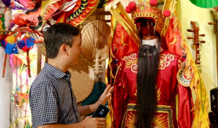 Phó Chủ tịch UBND phường Ba Đình Nguyễn Dân Huy giới thiệu về các nghề truyền thống trên phố Hàng Quạt. Ảnh: PV