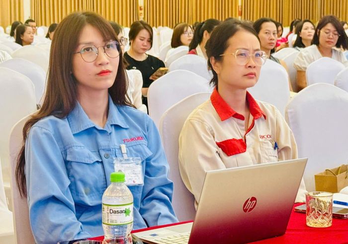 Nhiều đại diện các công ty có bếp ăn tập thể tại các Khu công nghệ cao và Khu công nghiệp Hà Nội tích cực tham gia, cập nhật kiến thức ATTP do các cơ quan quản lý nhà nước về ATTP tổ chức. Ảnh: Mai Hoa