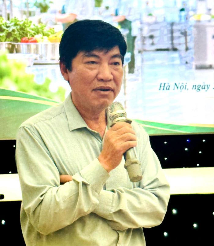 Ông Nguyễn Văn Huynh (Chi cục An toàn vệ sinh thực phẩm Hà Nội) nêu rõ các yêu cầu chuẩn hóa cơ sở vật chất và con người tại các bếp ăn tập thể. Ảnh: Mai Hoa