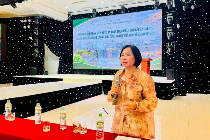 Trưởng phòng Giám sát ngộ độc thực phẩm và Thông tin truyền thông (Chi cục An toàn vệ sinh thực phẩm) Lê Thị Hằng trao đổi, giải đáp các tình huống phát sinh từ thực tiễn. Ảnh: Mai Hoa