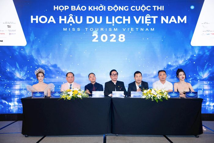 Ban Tổ chức giới thiệu về cuộc thi. Ảnh: BTC