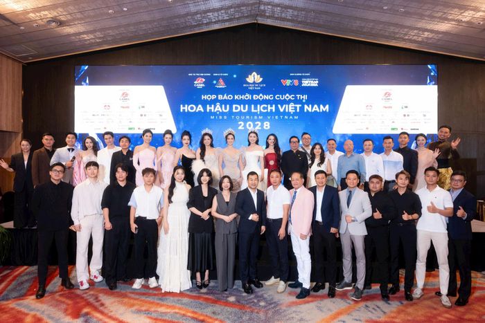 Các đại biểu chụp ảnh lưu niệm tại chương trình. Ảnh: BTC