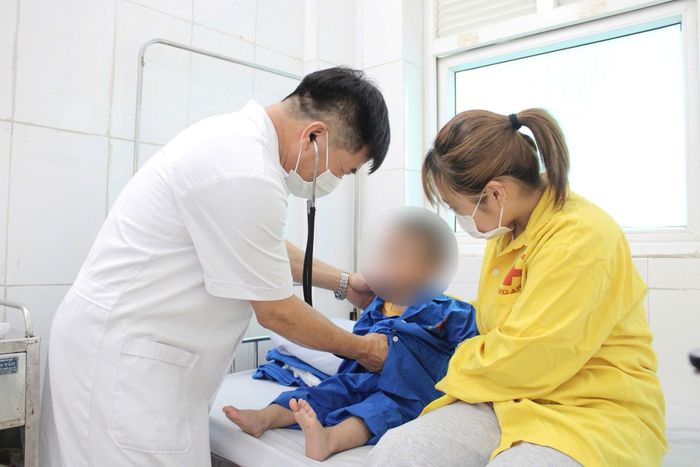 Trẻ em được thăm khám, chăm sóc sức khỏe tại Bệnh viện Đa khoa Đông Anh. Ảnh: Bệnh viện Đa khoa Đông Anh.