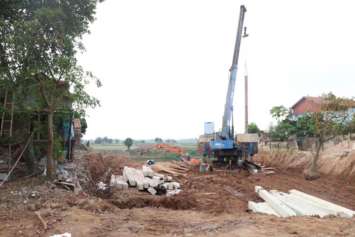 Nhà thầu thi công kênh xả ra sông Hồng của trạm bơm Văn Khê tại phần mặt bằng đã được bàn giao. Ảnh: Kim Nhuệ